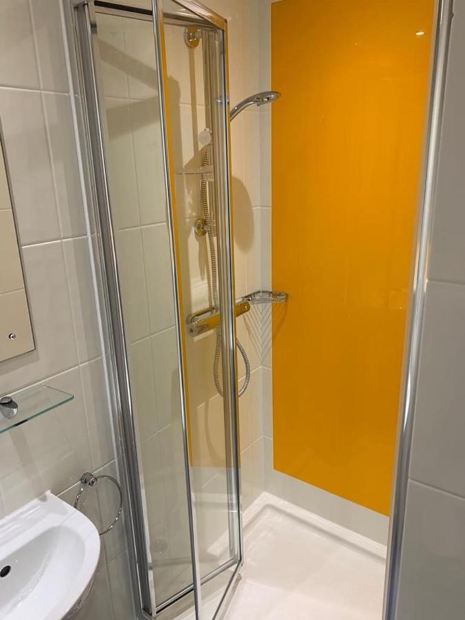 For Students Only Ensuite Bedrooms With Shared Kitchen At Cathedral Point In Winchester Exterior photo